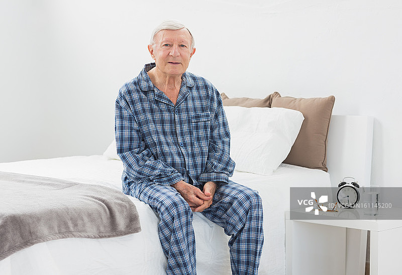 坐在床上的年长男人图片素材
