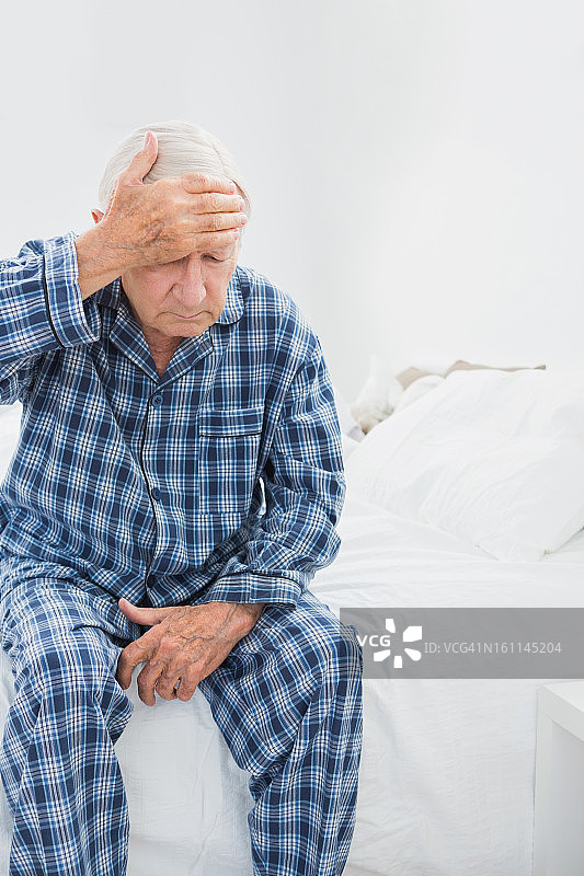 卧床不起的老人图片素材