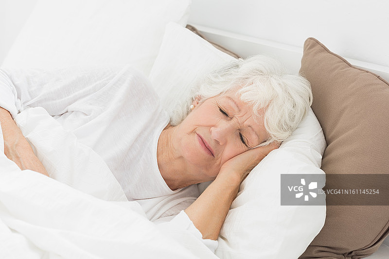 老年女性睡觉图片素材