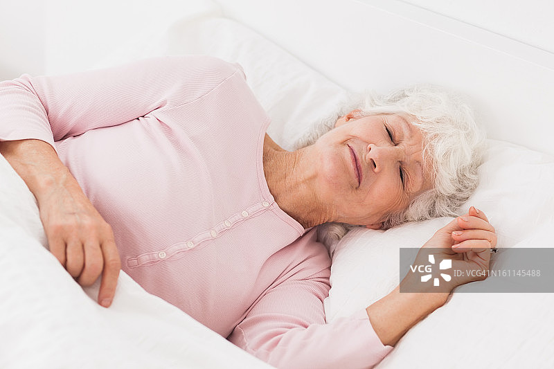 在床上睡觉的女人图片素材