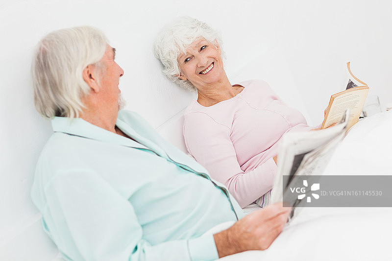 情侣互相对视微笑图片素材