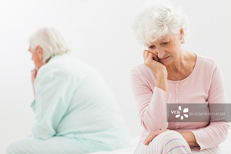 在卧室里不说话的情侣图片素材