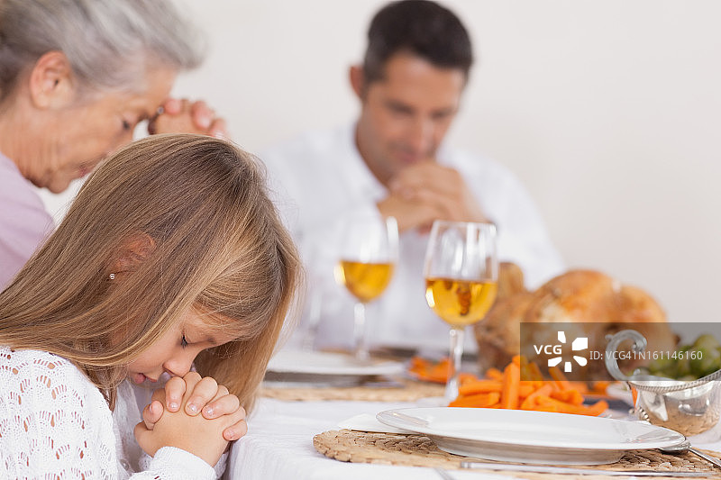 小女孩和家人一起祷告图片素材