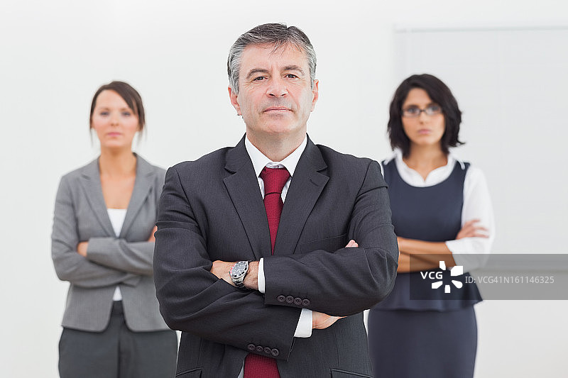 商务人士和他的团队站立图片素材