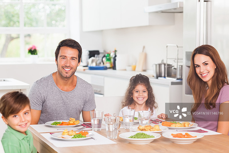 微笑的一家人共进晚餐图片素材