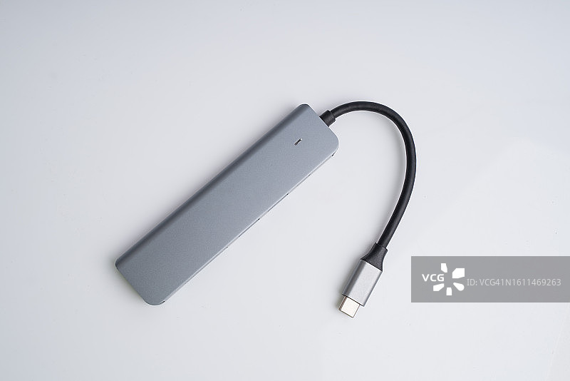 带HDMI和SD卡读卡器的USB-C扩展坞图片素材