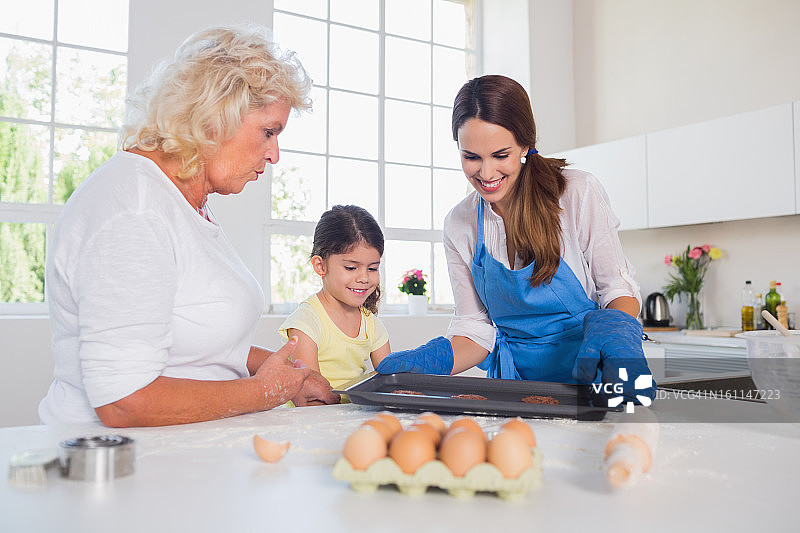 女孩准备饼干图片素材