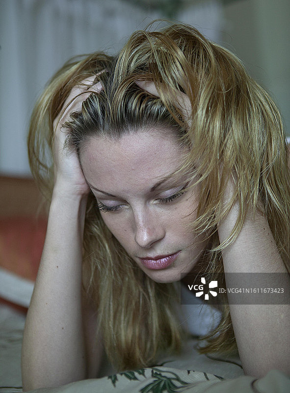 悲伤的女人双手抱着头图片素材