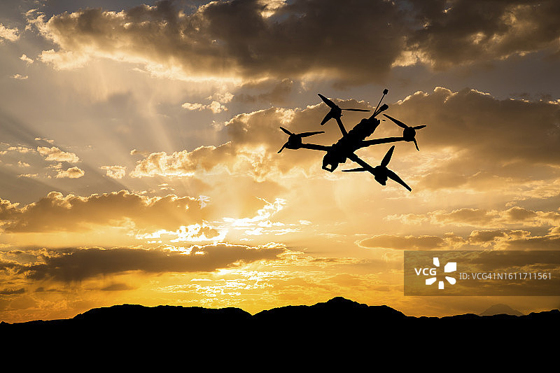 FPV无人机与日落天空图片素材