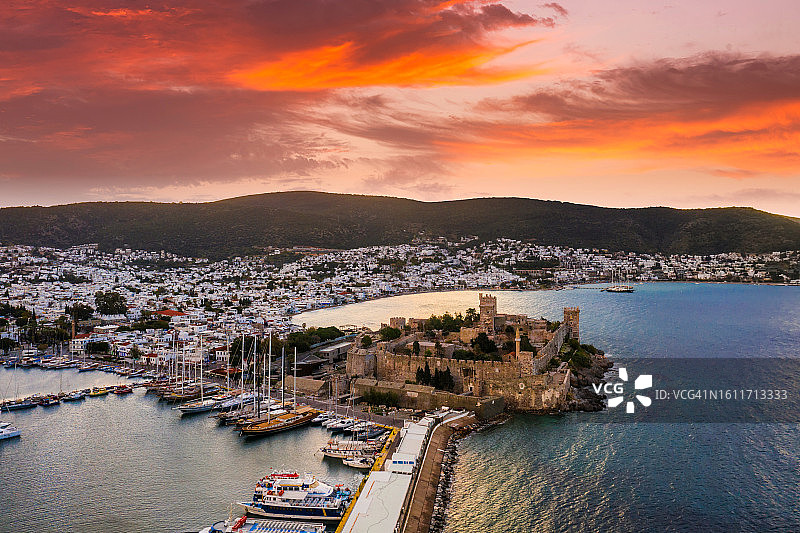 日落时分的圣彼得城堡（博德鲁姆城堡）航拍图图片素材