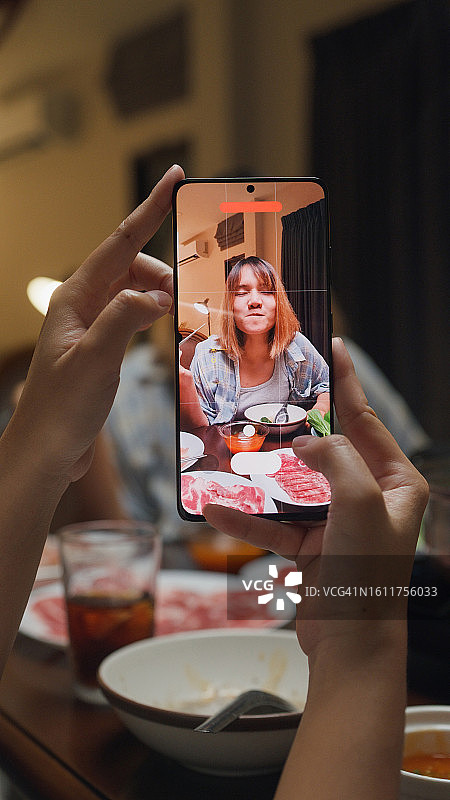 亚洲朋友新年在家吃火锅自拍合影（竖版）图片素材