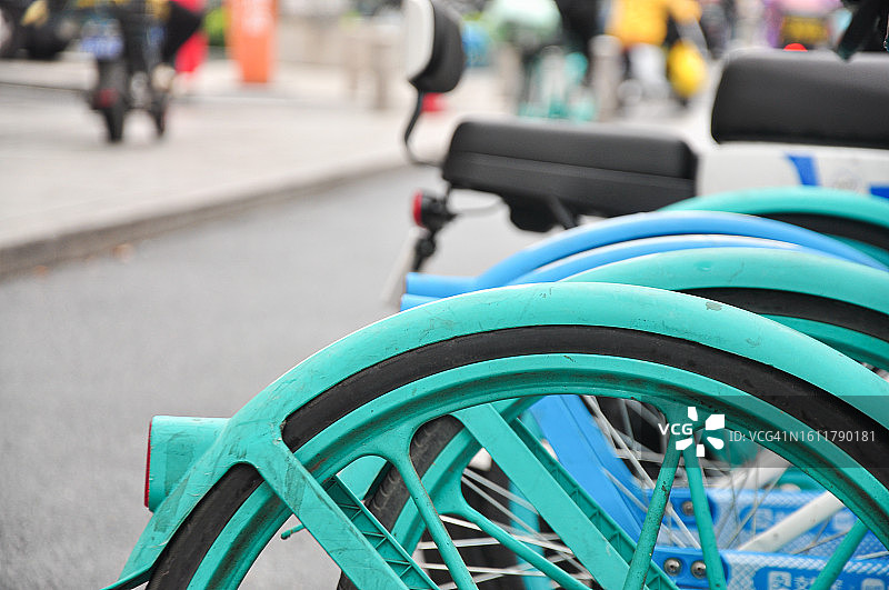 广州人行道上的共享单车图片素材
