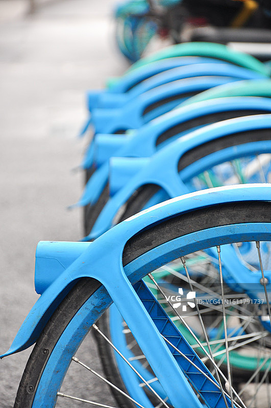 广州人行道上的共享单车图片素材