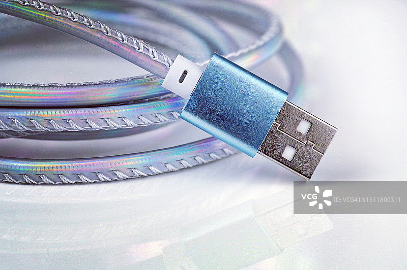 白色背景上的USB线图片素材