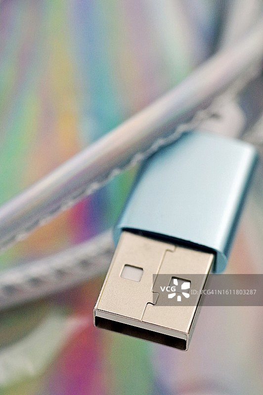 带全息箔背景的USB连接线图片素材