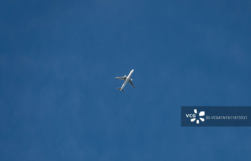 飞机飞越日本神奈川县的日落天空图片素材