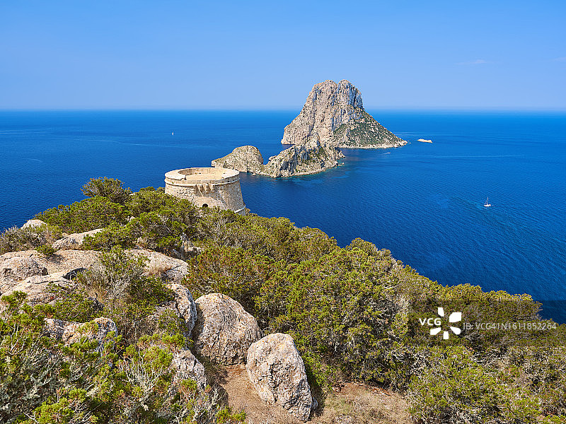 西班牙伊维萨岛：埃斯维德拉岛、埃斯维德拉内尔岛、Torre des Savinar塔、岩石岛屿和古塔图片素材