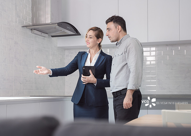 女房地产经纪人向顾客展示房屋内部细节图片素材