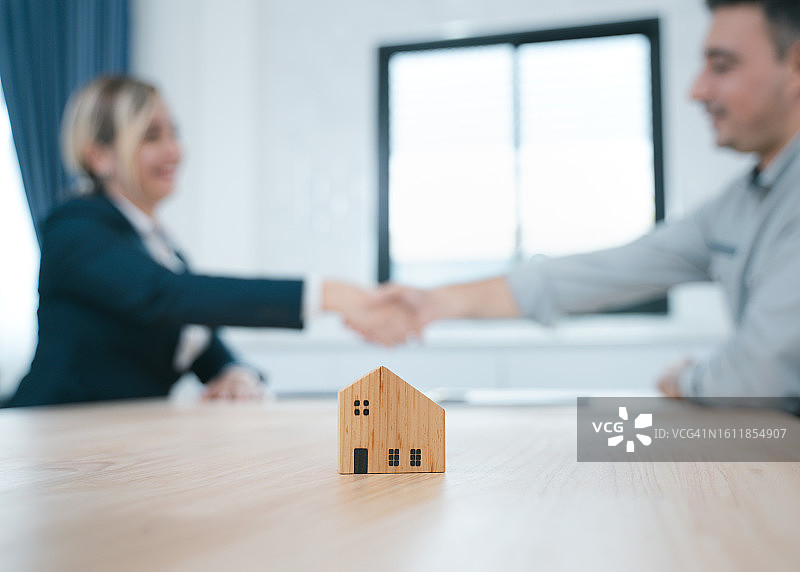 客户在房地产中介机构同意签订合同图片素材