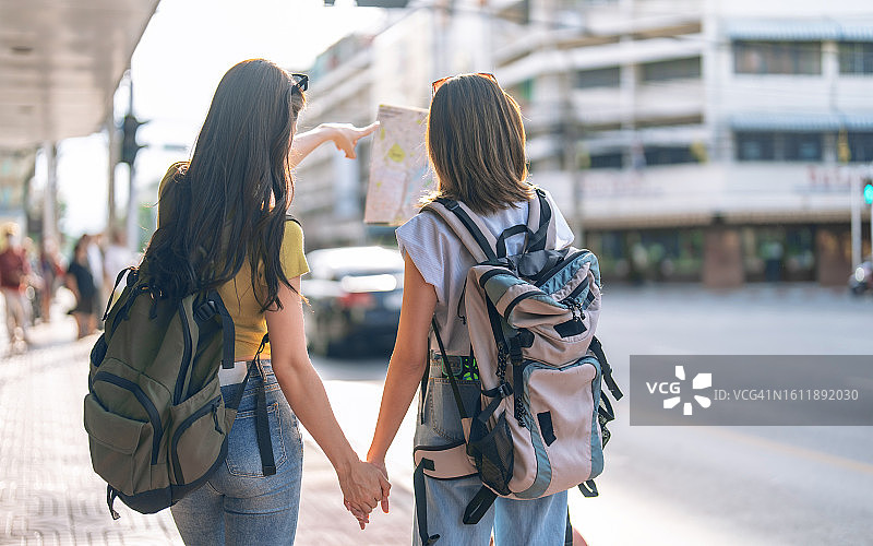 亚洲女性朋友们一起快乐旅行图片素材