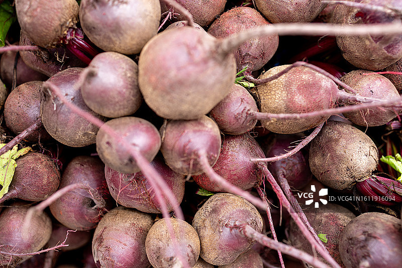 农贸市场新鲜甜菜堆图片素材
