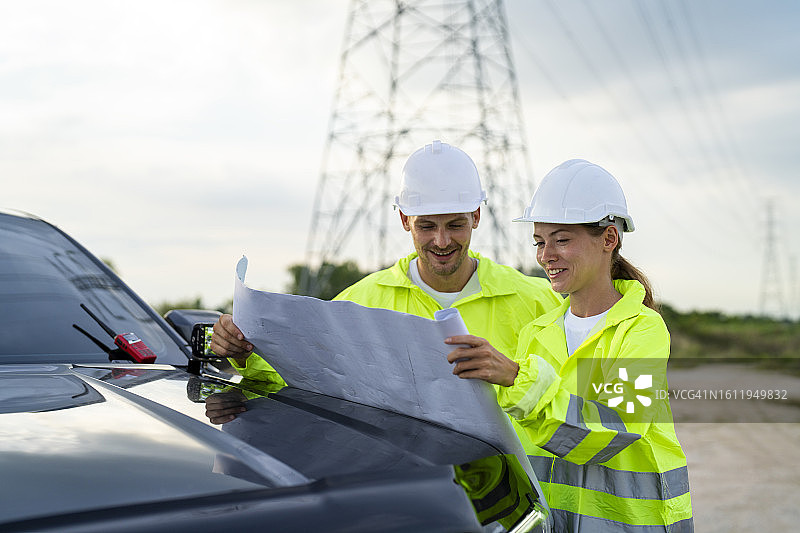 工程师拿着图纸勘测电站图片素材