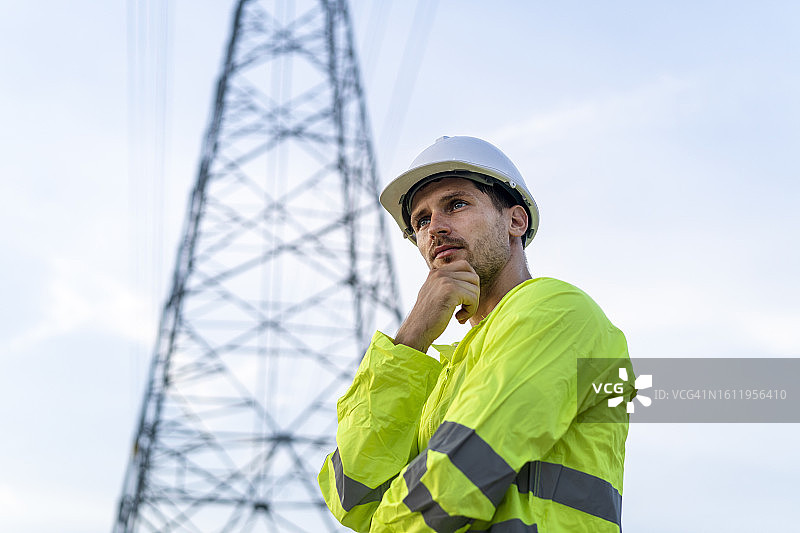 自信的男工程师在电站前的肖像图片素材