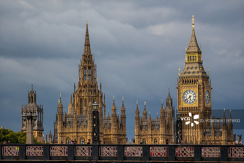 伦敦地标：议会大厦、大本钟和兰贝斯桥图片素材