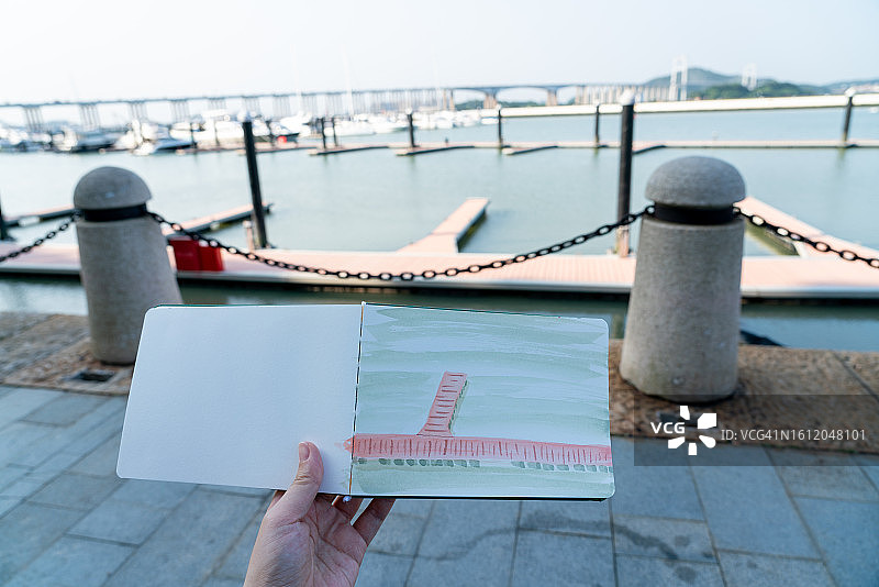 手中的速写本图片素材