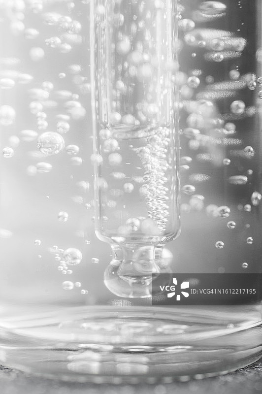透明质酸保湿精华液，带氧气气泡的抗菌啫喱，面部化妆品和护肤品，化妆品背景图片素材