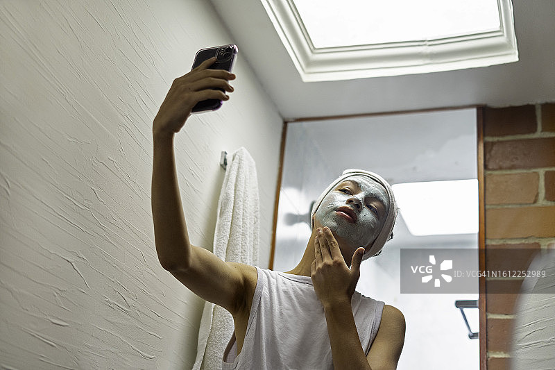 在浴室里敷面膜的少年图片素材