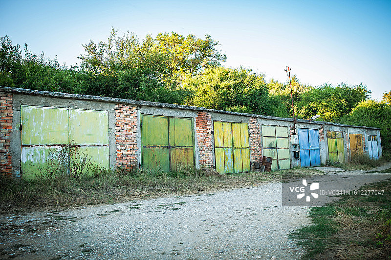 彩色门的老式车库图片素材