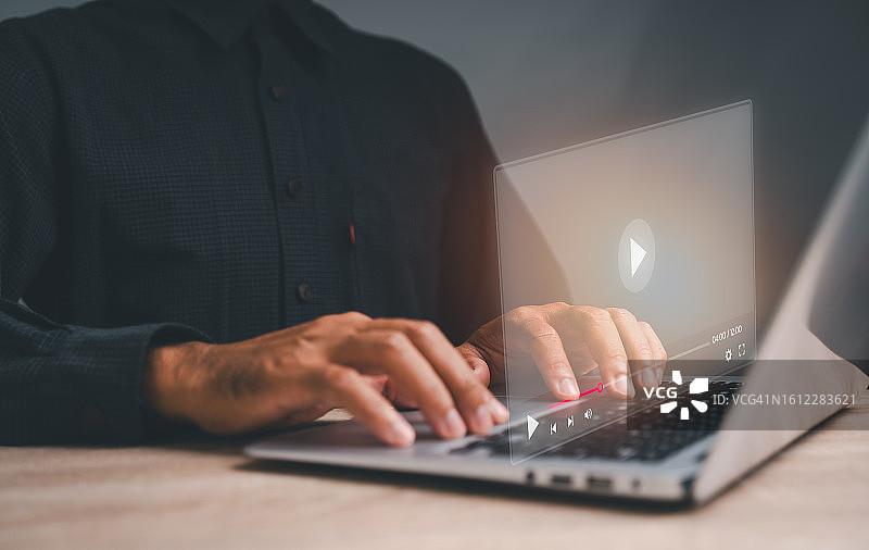 妈妈使用鼠标和键盘在虚拟屏幕上在线播放，观看网络视频图片素材