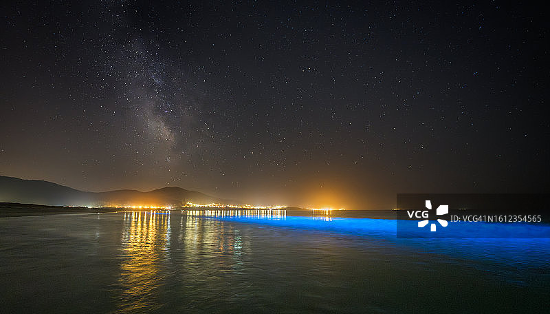 西班牙西北海岸出现的夜光虫图片素材