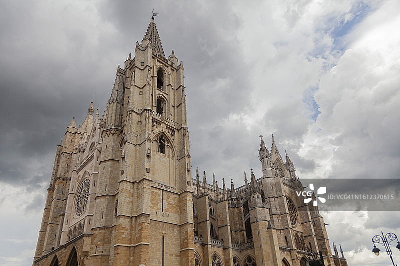 低角度拍摄的西班牙莱昂大教堂图片素材