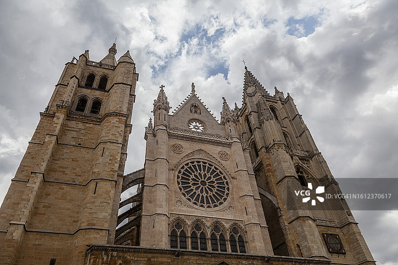 西班牙莱昂圣玛丽亚德拉雷格拉大教堂的北钟楼和北玫瑰窗图片素材