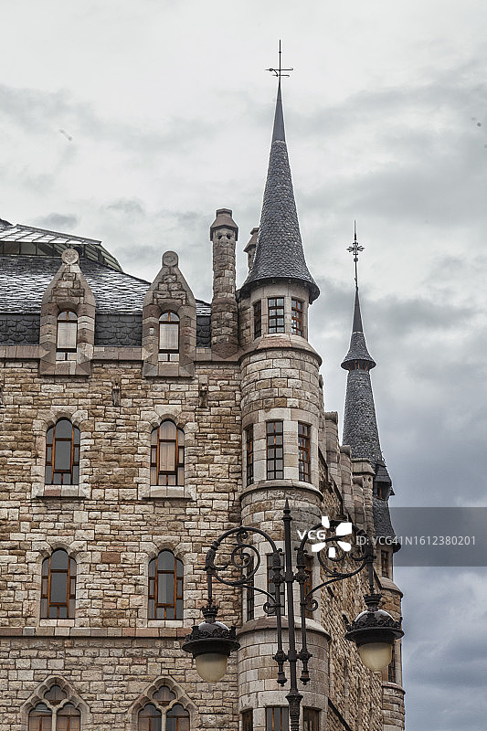 莱昂市“卡萨博蒂内斯”建筑的右侧部分，由建筑师安东尼奥·高迪建造图片素材