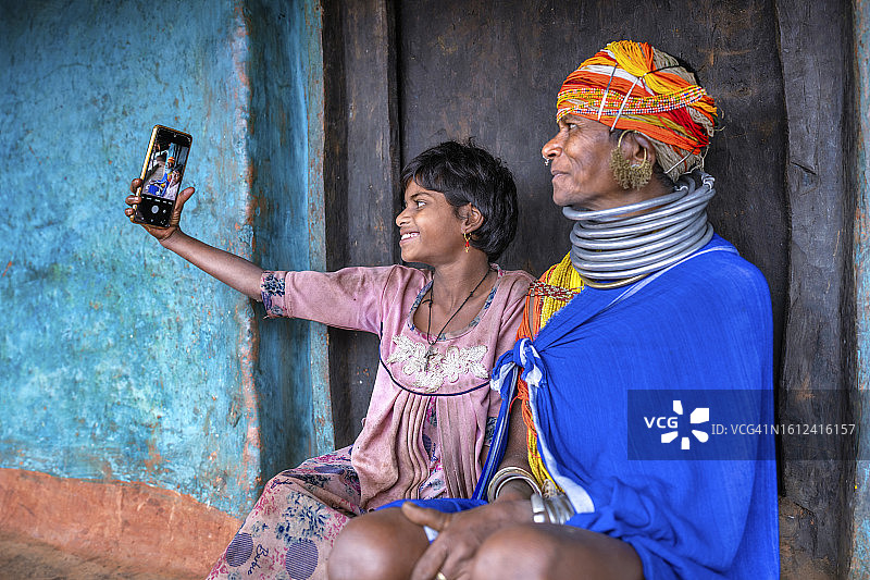 印度邦达部落的女孩和奶奶自拍。图片素材