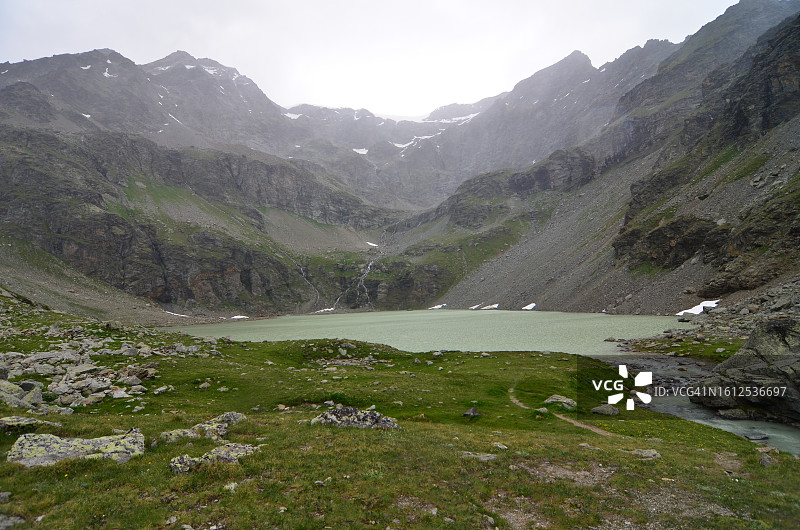 雨中的高山湖泊图片素材