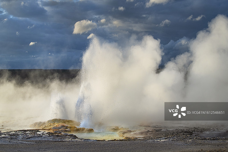 黄石国家公园的克雷西德拉间歇泉图片素材