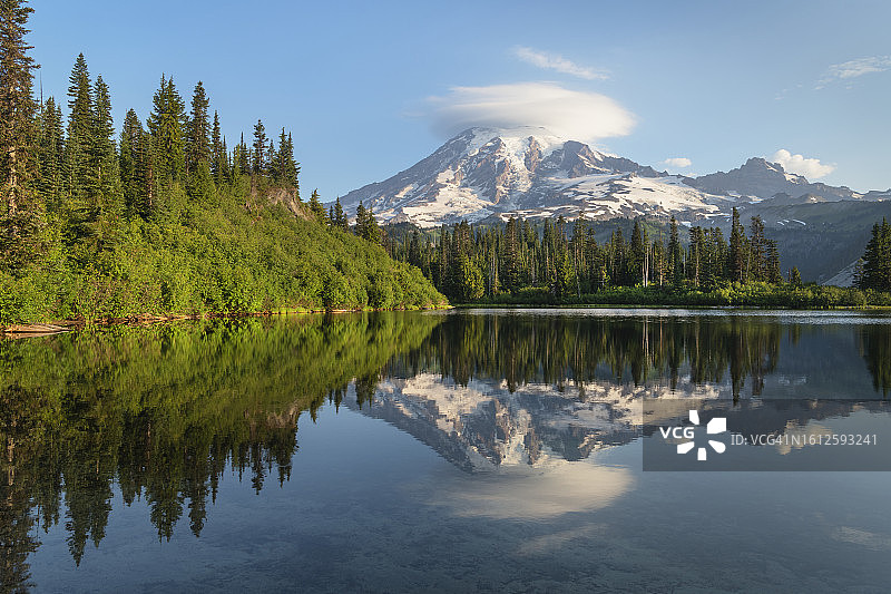 雷尼尔山国家公园湖畔长椅图片素材