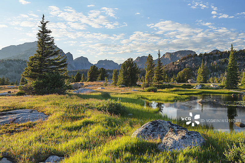 怀俄明州布里杰荒野亚高山池塘图片素材