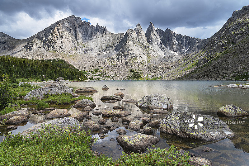 怀俄明州温德河山脉的湖影图片素材