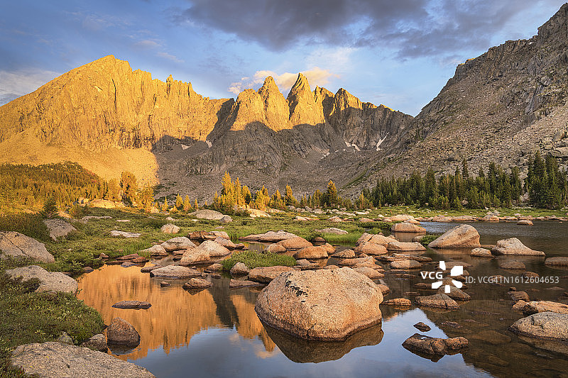 怀俄明州温德河山脉的湖影图片素材