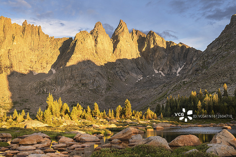 怀俄明州温德河山脉的湖影图片素材