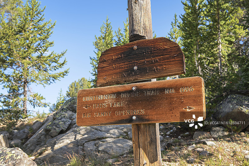 风河山脉大陆分水岭小径标志图片素材