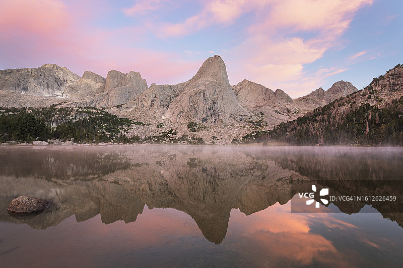 平戈拉峰，群峰环绕，风河山脉图片素材