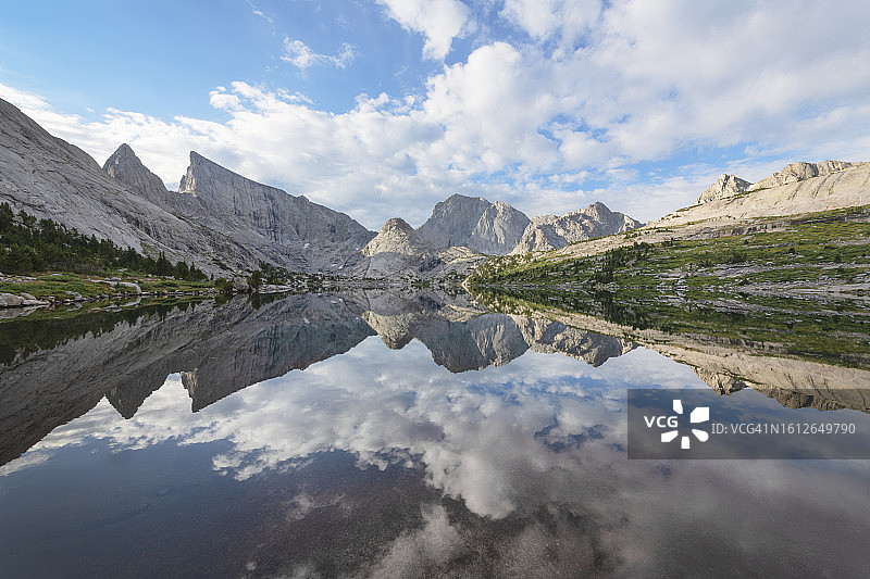 风河山脉深湖图片素材