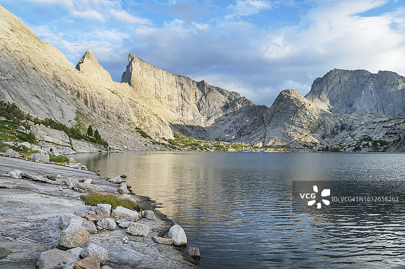 风河山脉深湖东庙峰图片素材
