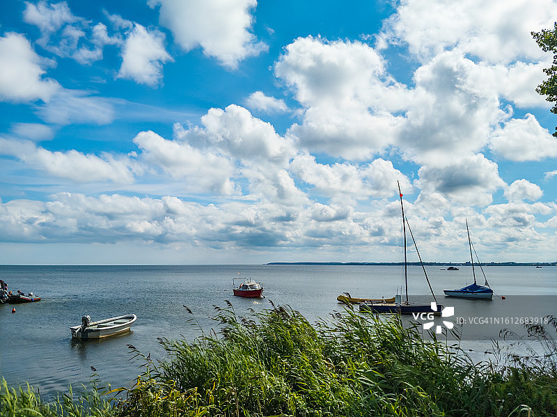 停泊在普克湾的游艇和船只图片素材